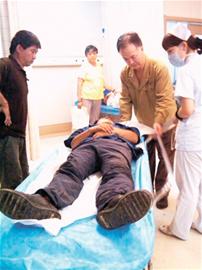 工人爬樹安燈箱被當成賊 被醉漢砸斷腿 工人爬樹安燈箱被當成賊 被醉漢砸斷腿