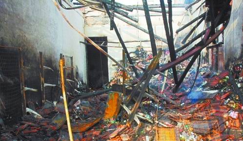 超市失火燒掉40萬貨物 超市失火燒掉40萬貨物