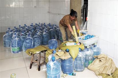 青島黑作坊自家挖口水井當山泉賣 便池旁灌進發霉桶