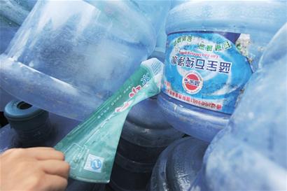 青島黑作坊自家挖口水井當山泉賣 便池旁灌進發霉桶 青島黑作坊自家挖口水井當山泉賣 便池旁灌進發霉桶