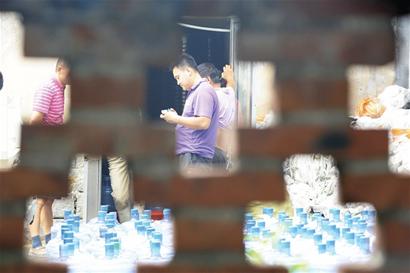 青島黑作坊自家挖口水井當山泉賣 便池旁灌進發霉桶