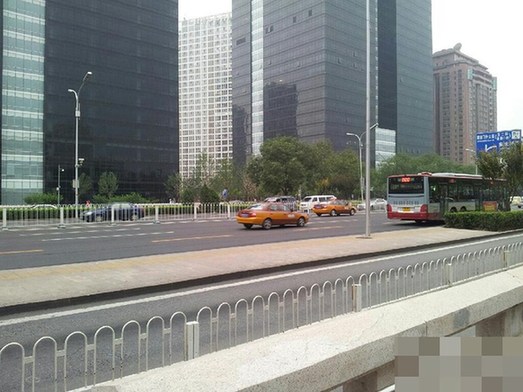 北京發最低級別暴雨預警 全城躲雨