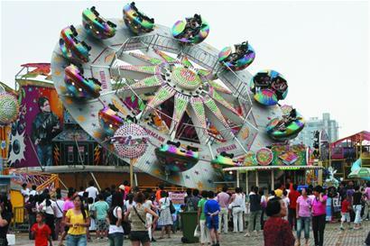 亞洲唯一瘋狂旋轉盤助興青島啤酒節 60噸機械怪獸入侵