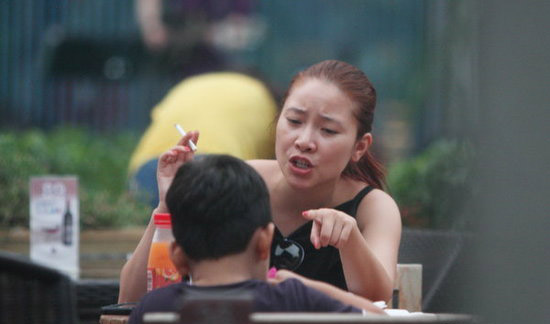 郭濤老婆當孩子面抽煙 情緒激動疑訓斥兒子