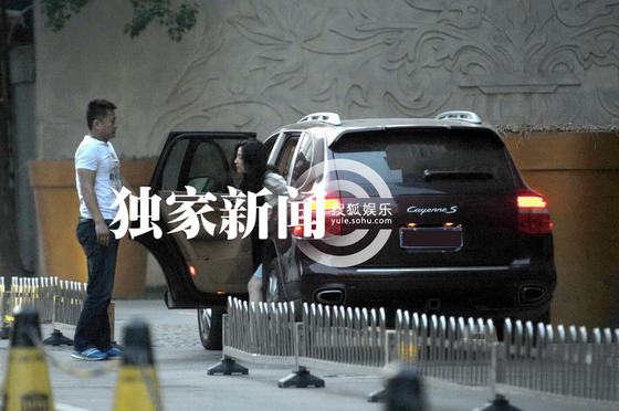 劉亦菲駕豪車獨自前往私人會所 優雅脫俗顯成熟氣質