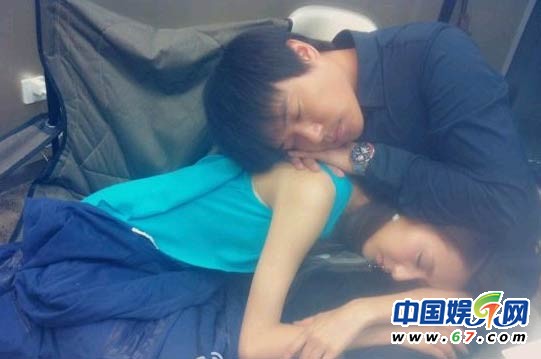 陳思成佟麗婭片場公然疊抱睡覺秀恩愛 網友贊唯美