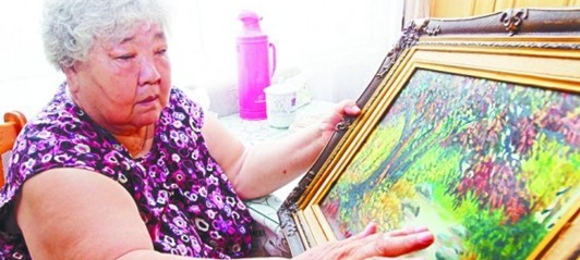 青島7旬老母唱童謠11年喚醒植物人兒子 每日嚼飯喂兒 青島7旬老母唱童謠11年喚醒植物人兒子 每日嚼飯喂兒