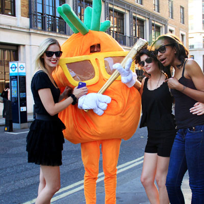 奧運驚現(xiàn)“美女打劫團” 疑似倫敦市長火炬被搶