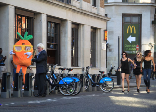 奧運驚現(xiàn)“美女打劫團” 疑似倫敦市長火炬被搶