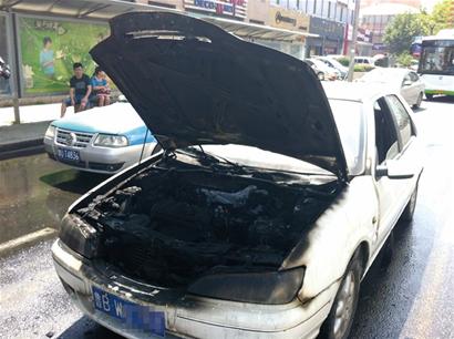 青島雪鐵龍中暑半路自燃 冷飲店老板狂倒10瓶礦泉水 青島雪鐵龍中暑半路自燃 冷飲店老板狂倒10瓶礦泉水