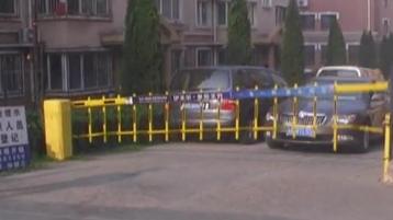 青島男子住小區門口附近嫌車吵 自家車堵門禁出入