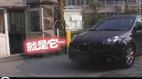 青島男子住小區門口附近嫌車吵 自家車堵門禁出入