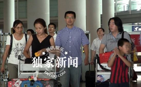 主持人朱迅攜兒子回京 素顏顯疲態