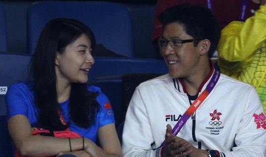 郭晶晶霍啟剛觀乒乓球賽 深情對(duì)視力證情比金堅(jiān) 郭晶晶霍啟剛觀乒乓球賽 深情對(duì)視力證情比金堅(jiān)