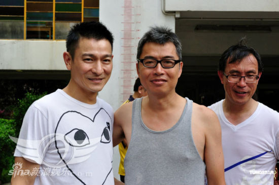 德華與昔日同學合影