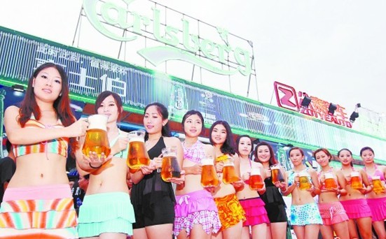 探秘青島啤酒節洋酒:美國酒瓶限量 荷蘭擺劉老根舞臺