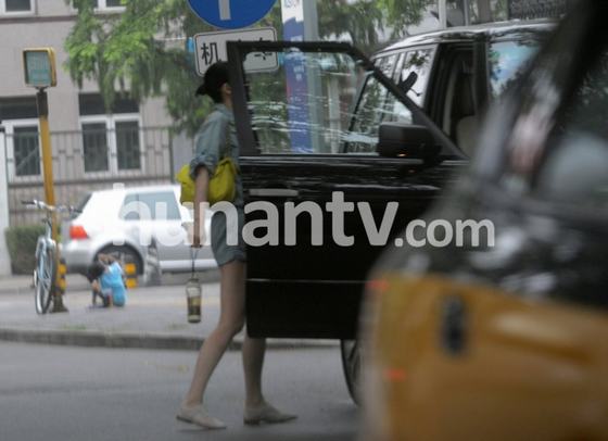 王菲女王范兒攜夫會友 李亞鵬被曝結婚七年難養家