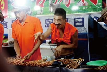 揭啤酒節8怪:烤肉跳著賣 哈酒不吃菜