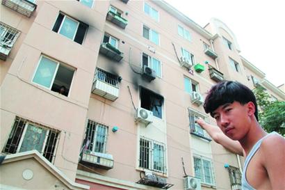 7旬老人被困熊熊大火 16歲帥哥沖火場救人險窒息 7旬老人被困熊熊大火 16歲帥哥沖火場救人險窒息