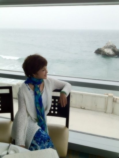 劉曉慶美國度假照曝光 皮膚白嫩似青春重現