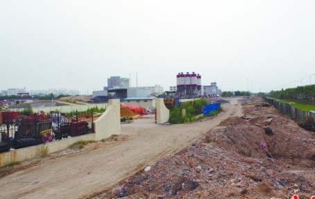 環(huán)灣大道輔道目前仍是土路 環(huán)灣大道輔道目前仍是土路