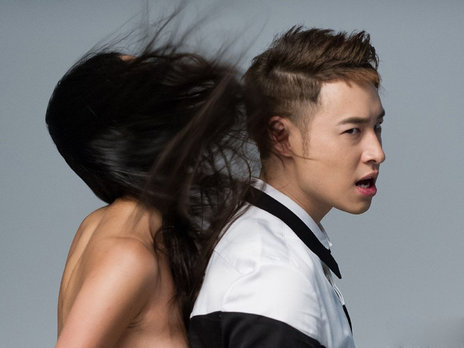 潘瑋柏被半裸女模環抱 怕緊張出汗提前沐浴