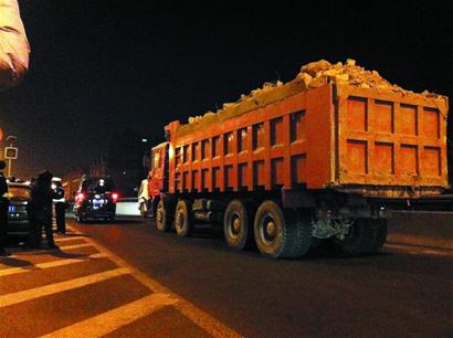 青島嚴(yán)查超載大貨上高架 交警成立別動隊(duì)