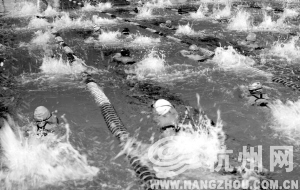 由于夏天游泳人數過多，有些游泳館限定進場人數。攝影 韓丹