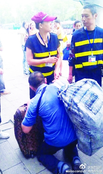 執法者說要罰款 農民工大叔突然跪地。圖片網友提供