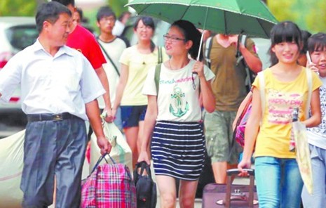 2代人上大學花費差50倍 手機電腦相機成必備3大件