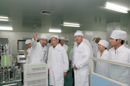 袁隆平現(xiàn)身青島 稱(chēng)要讓水稻畝產(chǎn)突破1噸