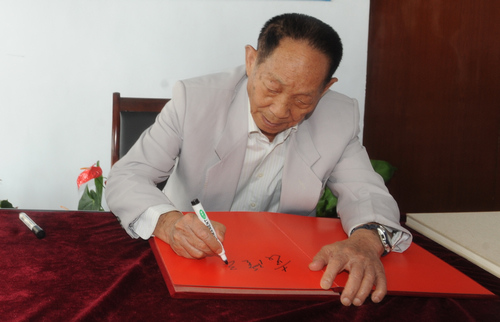 袁隆平現(xiàn)身青島 稱(chēng)要讓水稻畝產(chǎn)突破1噸