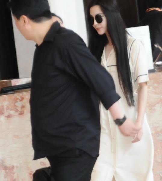 范冰冰瀑布黑發一襲白裙仙氣十足 戴時尚圓墨鏡