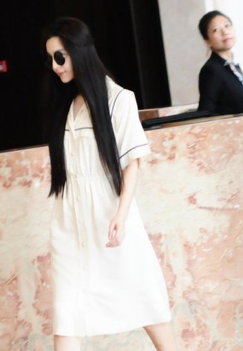 范冰冰瀑布黑發一襲白裙仙氣十足 戴時尚圓墨鏡