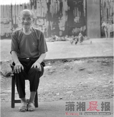 2012年6月28日,因為前一天摔了一跤,89歲的蔣梅初坐在凳子上讓記者為他拍照。