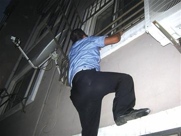 民警爬墻入戶關掉煤氣 民警爬墻入戶關掉煤氣