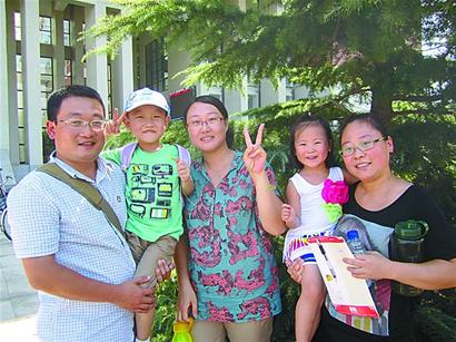 媽媽上學(xué)兩歲娃娃跟著報(bào)到 媽媽上學(xué)兩歲娃娃跟著報(bào)到