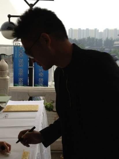 陶偉追悼會趙文卓等送行 前妻呂麗萍未現身