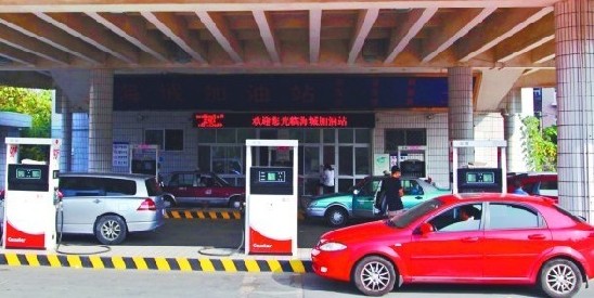 汽油批發價每噸漲400 油價10日或上調 汽油批發價每噸漲400 油價10日或上調