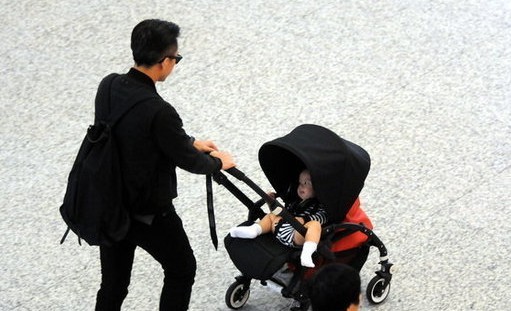 鄧超變身奶爸獨自帶兒子返滬