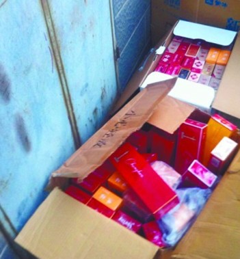 男子倒賣高檔煙被封地下煙草局長 當場搜出10萬元煙 男子倒賣高檔煙被封地下煙草局長 當場搜出10萬元煙