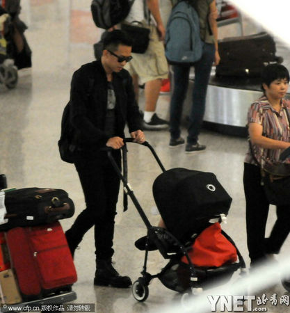 鄧超獨(dú)自帶子顯無(wú)奈 揭其婚后無(wú)地位變奶爸