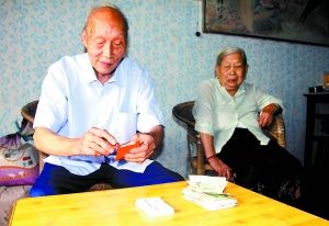 代正興老人每逢周五出門都會包上4個裝有感謝卡和2元錢的紅包。 通訊員 苑鐵力 攝