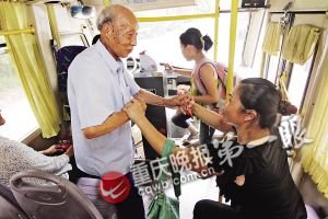 老人給讓座乘客發紅包