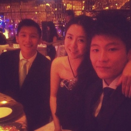 湯鎮業與前妻所生三個兒女曝光 女兒美貌兒子帥氣