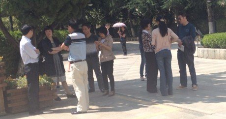 當地居民在地震發生后緊急撤離到了空地上 當地居民在地震發生后緊急撤離到了空地上