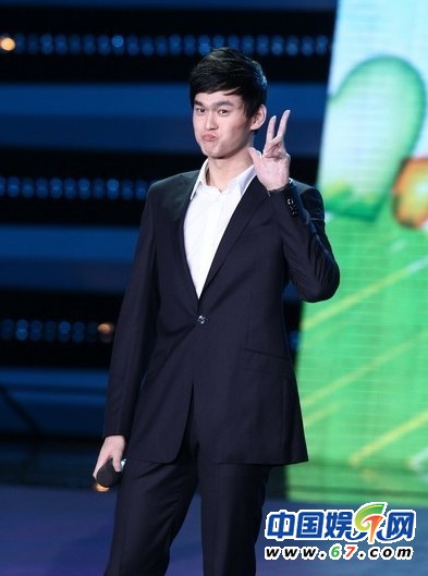 金鷹節(jié)開(kāi)幕 劉詩(shī)詩(shī)如女神阿朵露半乳勁舞孫楊賣(mài)萌