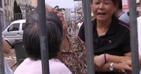 青島一小區鐵門電死女住戶 一夜之間附近電線全消失 青島一小區鐵門電死女住戶 一夜之間附近電線全消失