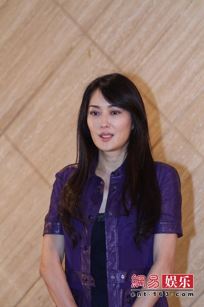 孟廣美開(kāi)發(fā)布會(huì)否認(rèn)小三 一言不發(fā)淚流不止