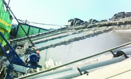 青島雍翠華苑業主裝修掀房頂 或影響樓體安全